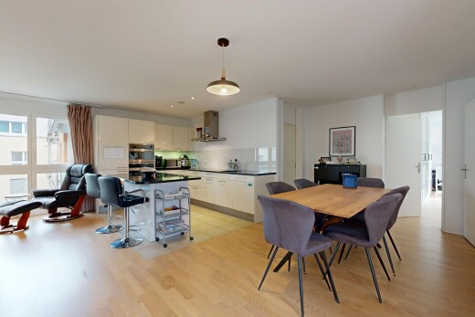 küche mit kitchen island, kücheninsel, kitchen bar, küchenbar, und light floor