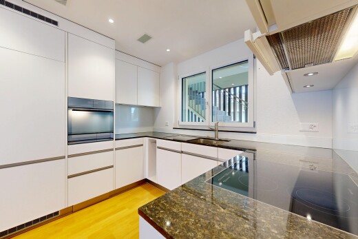 küche mit weiße schränke, herd, wood finish floor, holzfußboden, und schränke mit flachen paneelen