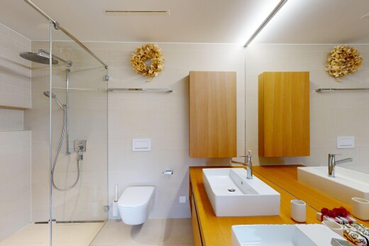 bad mit dusche, waschbecken, fliesenwand, und spiegel