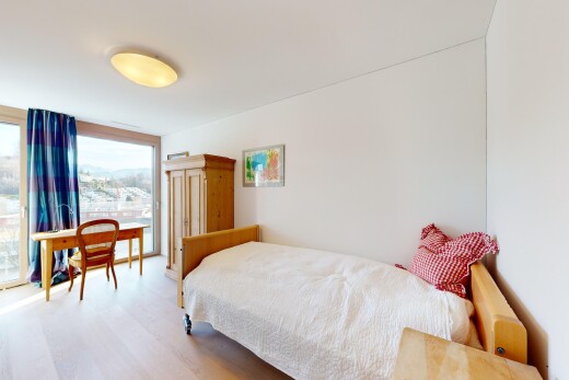 zimmer / schlafzimmer mit parkettboden, natürliches licht, und bodendeckenfenster