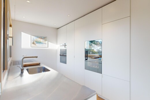 küche mit schränke mit flachen paneelen, arbeitsplatten, waschbecken, und weiße schränke