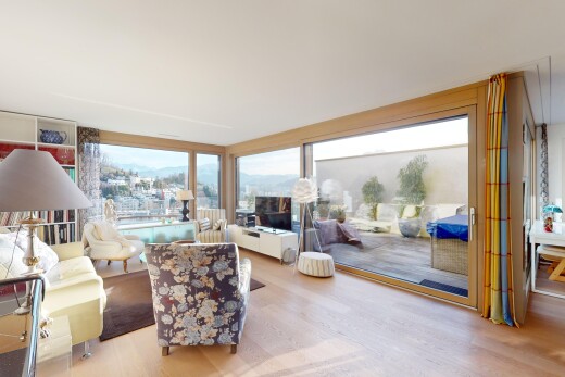 wohnzimmer mit parkettboden, natürliches licht, und fernseher