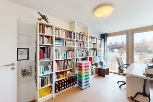 büro mit natürliches licht und parkettboden