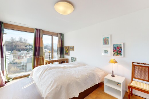 zimmer / schlafzimmer mit außenzugang, natürliches licht, und parkettboden