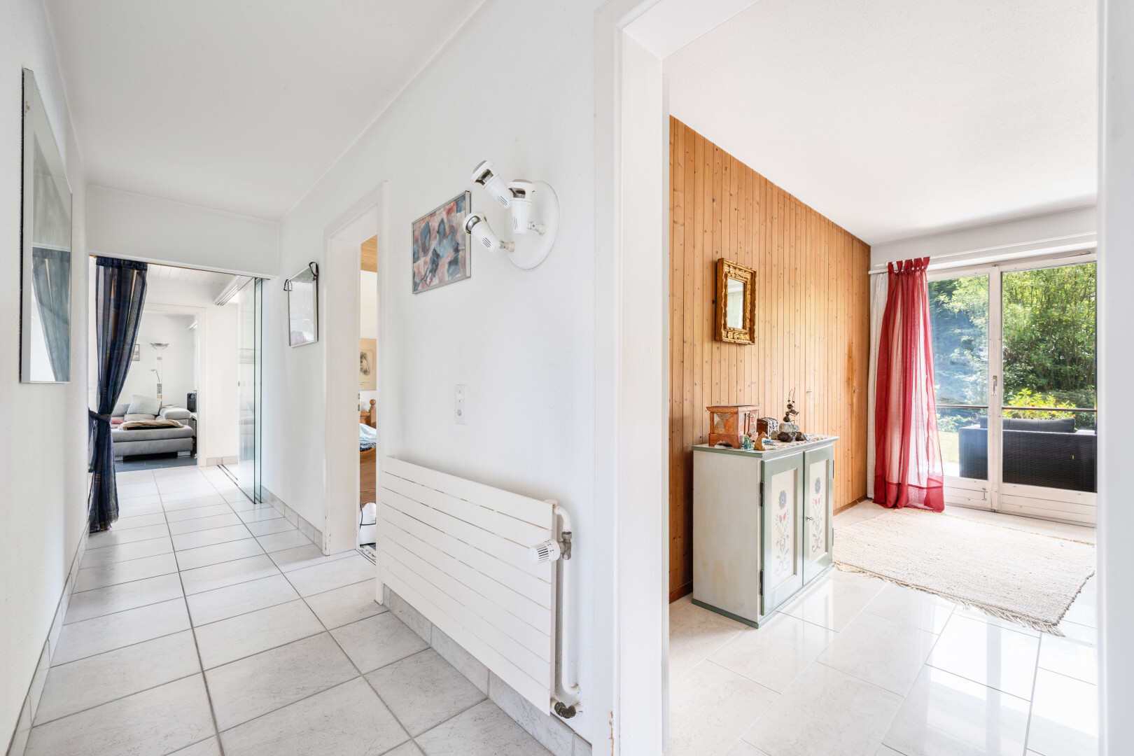 halle / korridor mit kühler, drywall, gipskartonwand, tile floor, und fliesenboden
