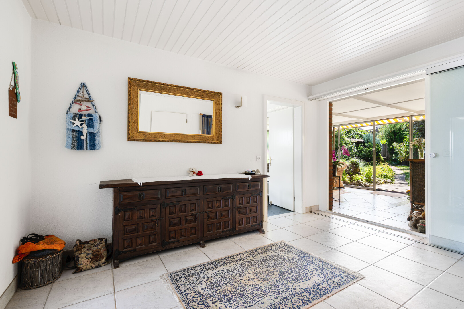 halle / korridor mit light floor, gipskartonwand, drywall, fliesenboden, und tile floor