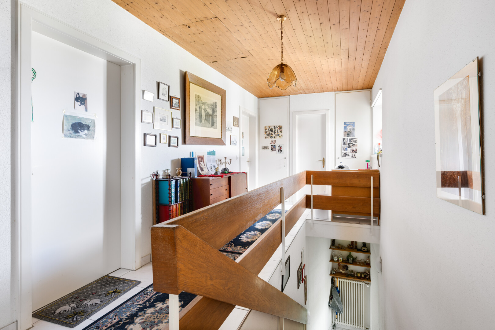 treppe mit obergeschoss-podest, holzdecke, wood ceiling, kühler, und pendelleuchte