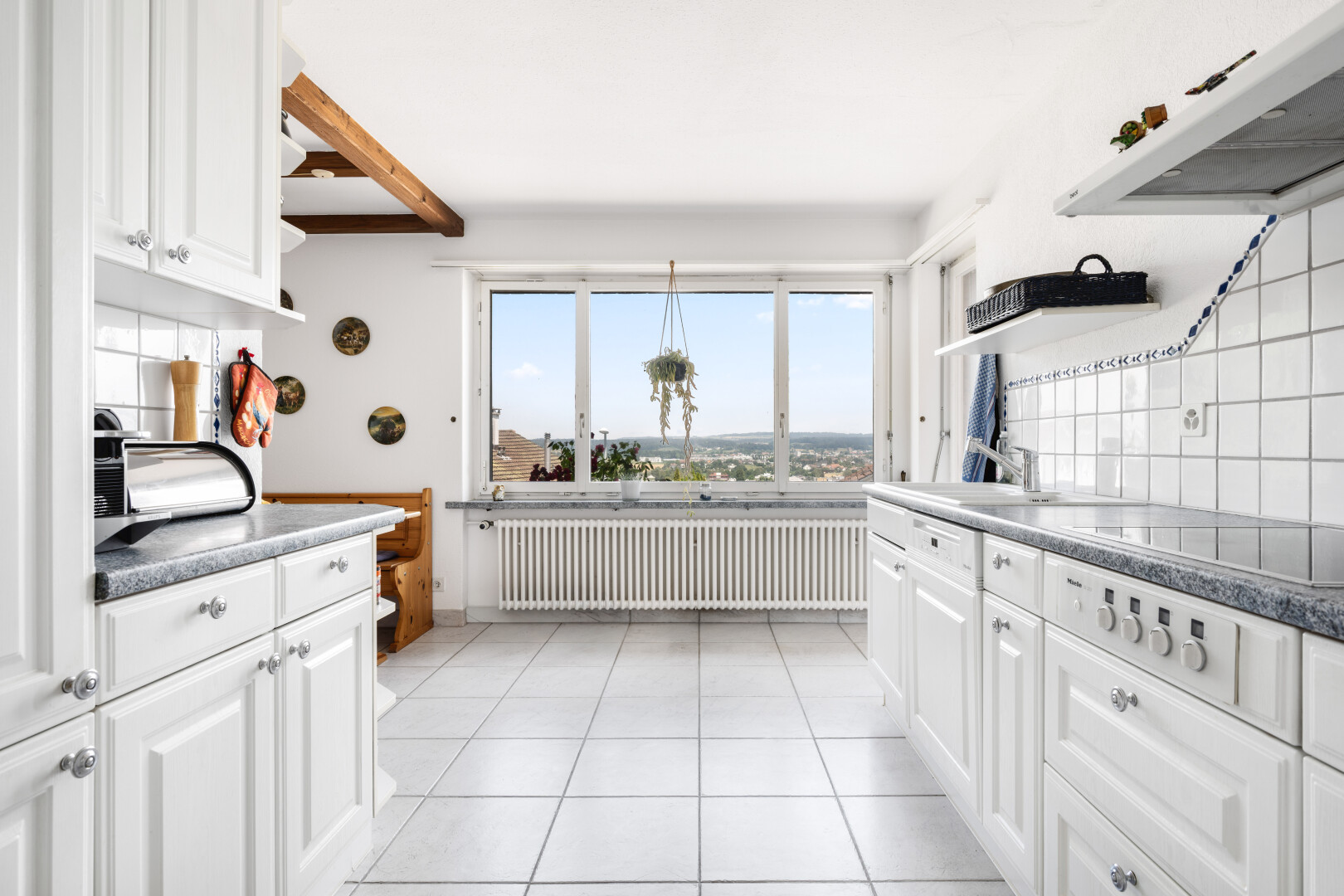 küche mit raised cabinets, hochgezogene schränke, dunstabzugshaube, white cabinets, und weiße schränke