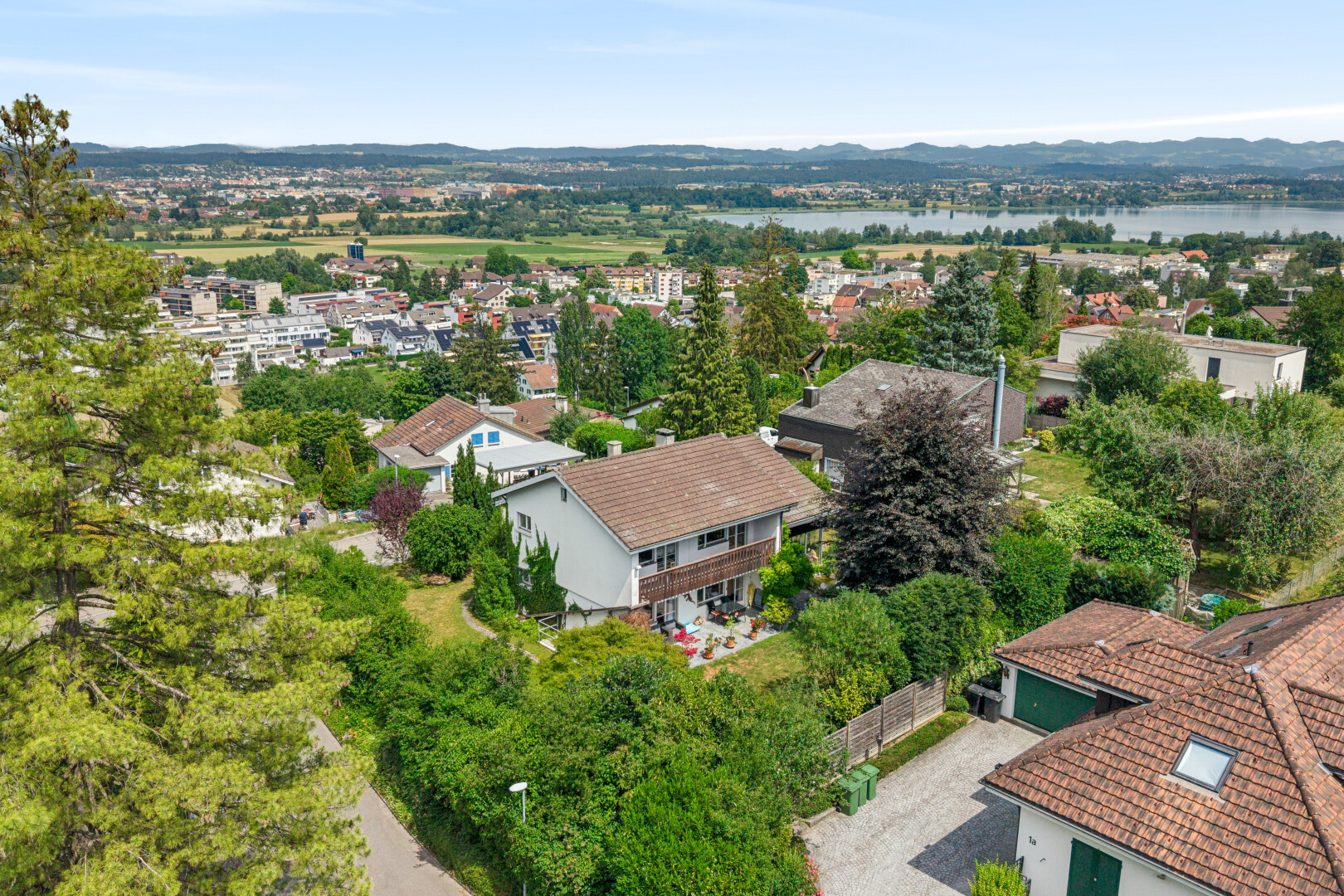 außenansicht mit residential view, wohngebietblick, neighborhood view, day time, und auffahrt