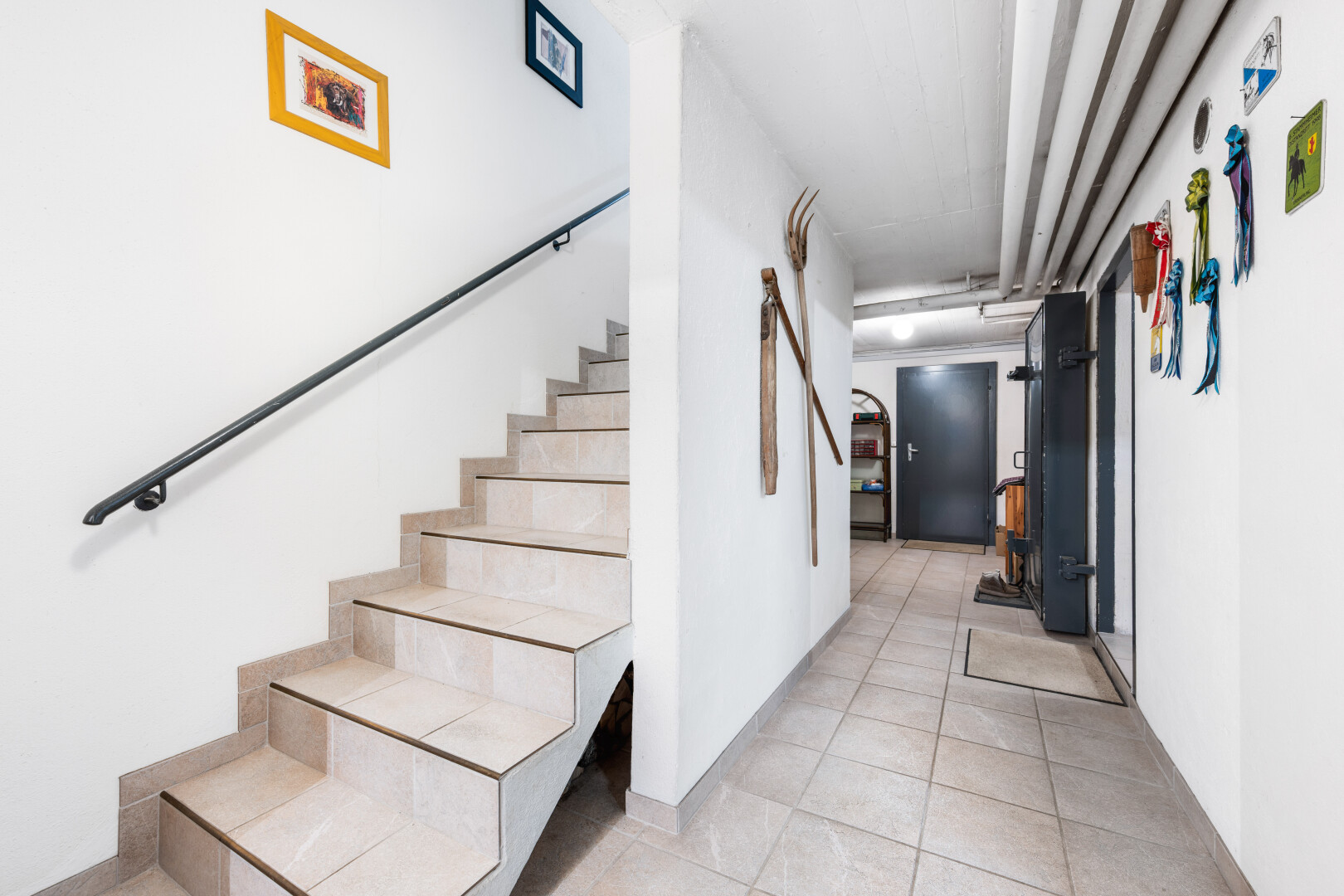 treppe mit treppen, drywall, gipskartonwand, inside community, und tile floor