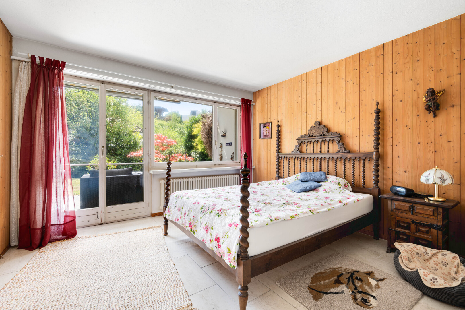 zimmer / schlafzimmer mit holzwand, wood wall, dated wood wall, inside property, und kühler