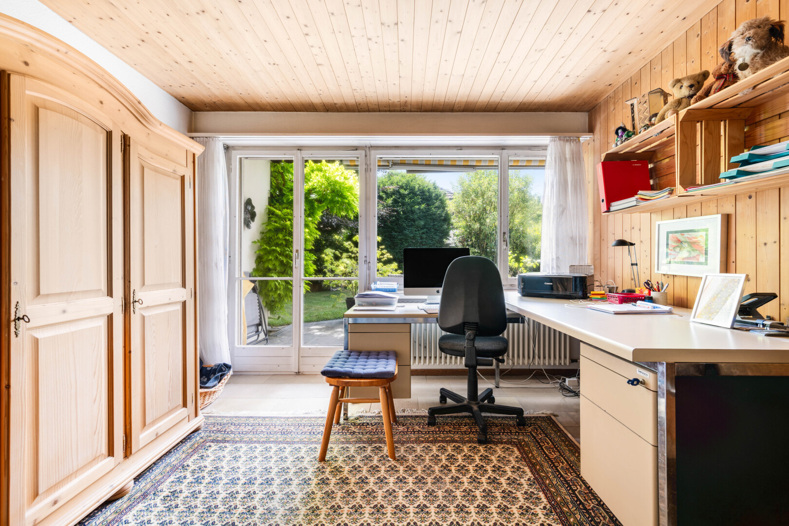 büro mit eingebauter schreibtisch, kühler, wood ceiling, holzdecke, und wood wall