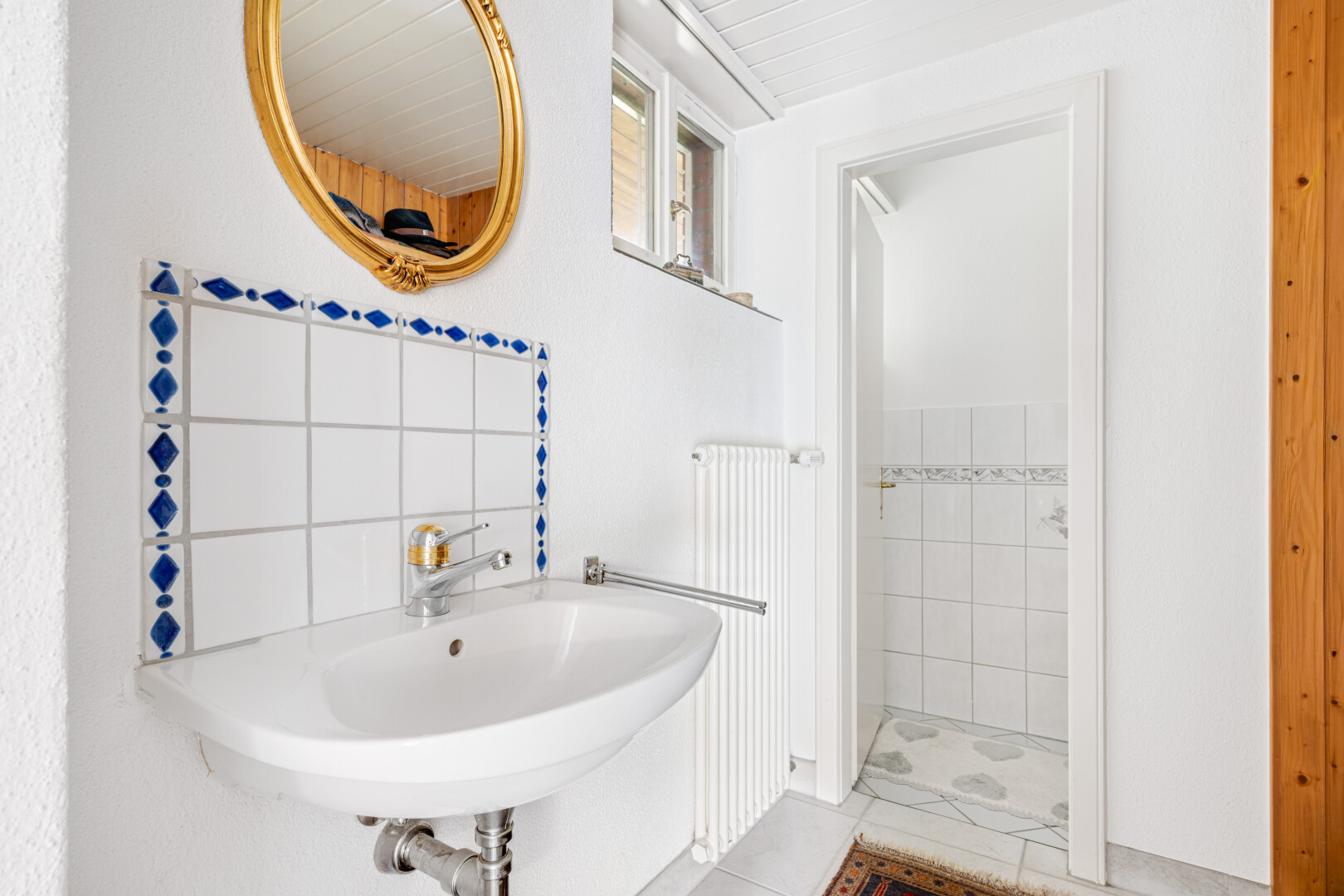 bad mit kühler, spiegel, inside property, light floor, und waschbecken