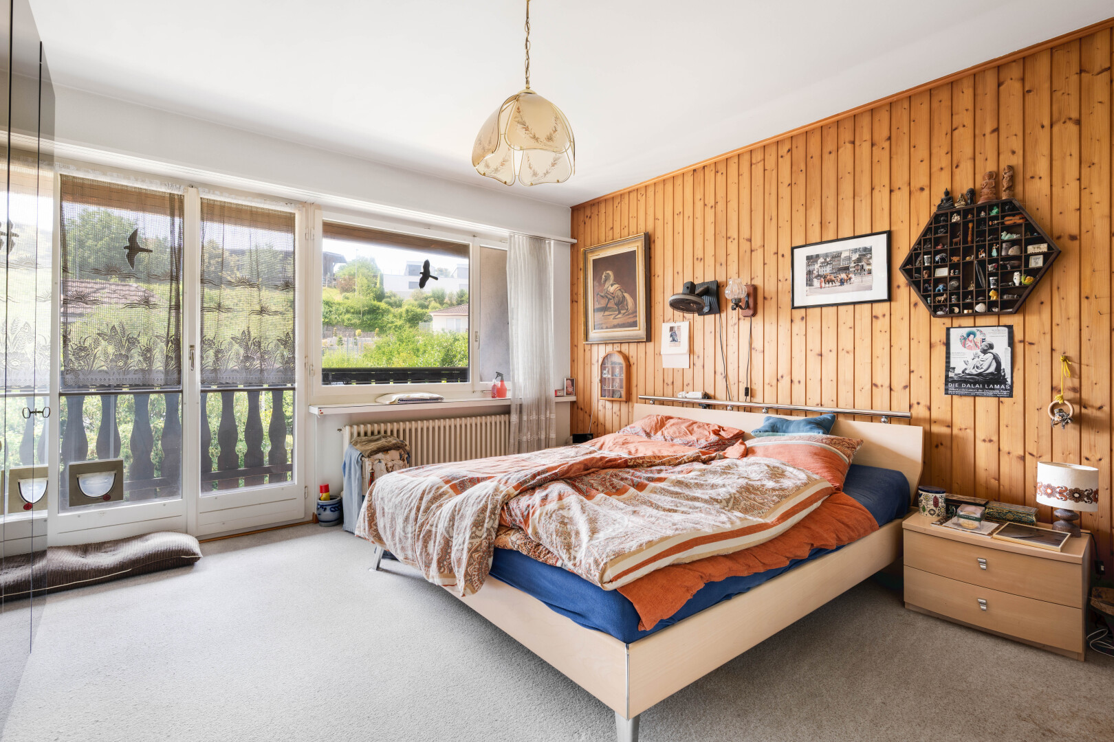 zimmer / schlafzimmer mit holzwand, wood wall, dated wood wall, außenzugang, und teppich