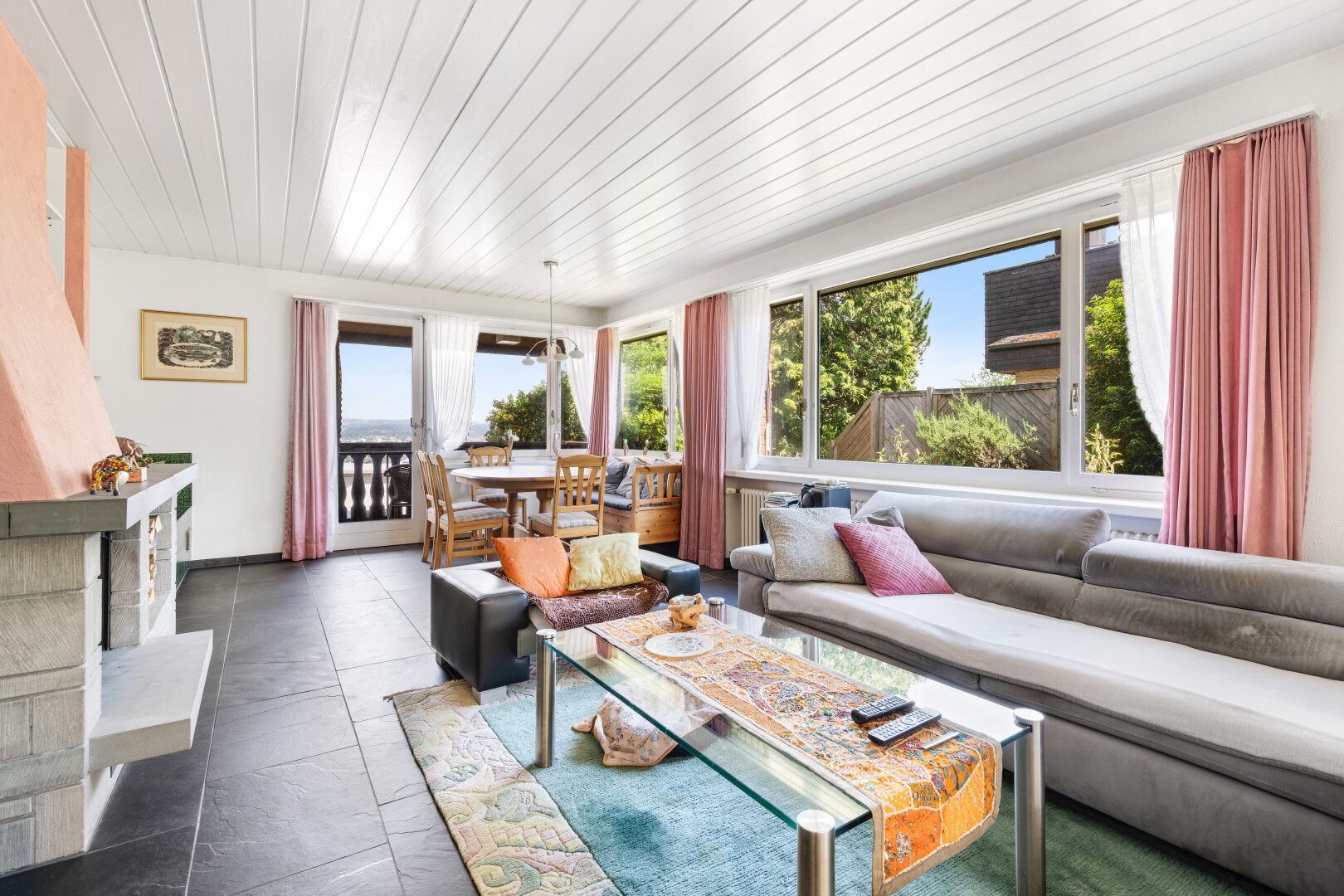 wohn- / esszimmer mit wood ceiling, holzdecke, drywall, gipskartonwand, und day time