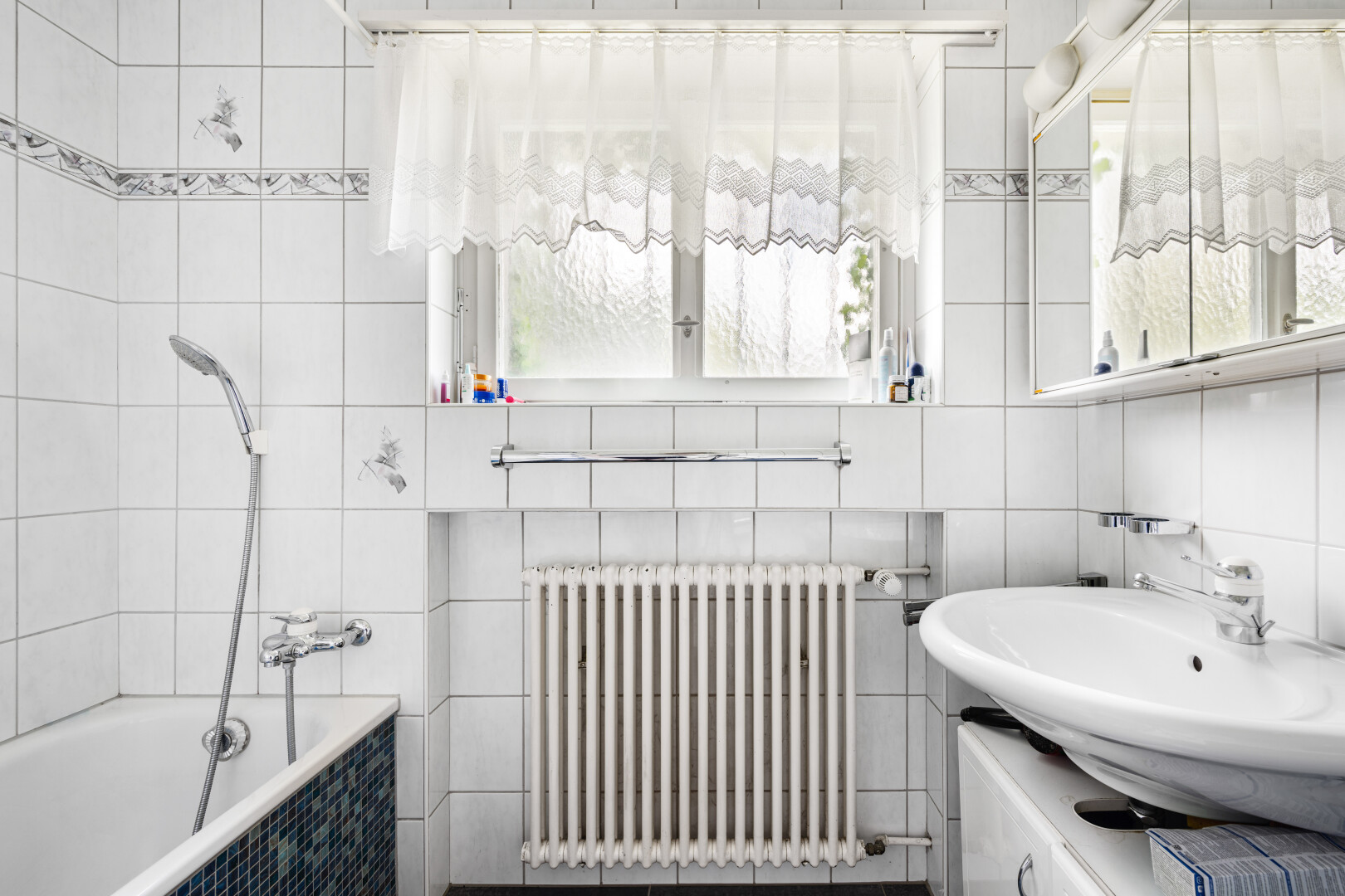 bad mit kühler, komplettes badezimmer, fliesenwand, tile wall, und waschbecken