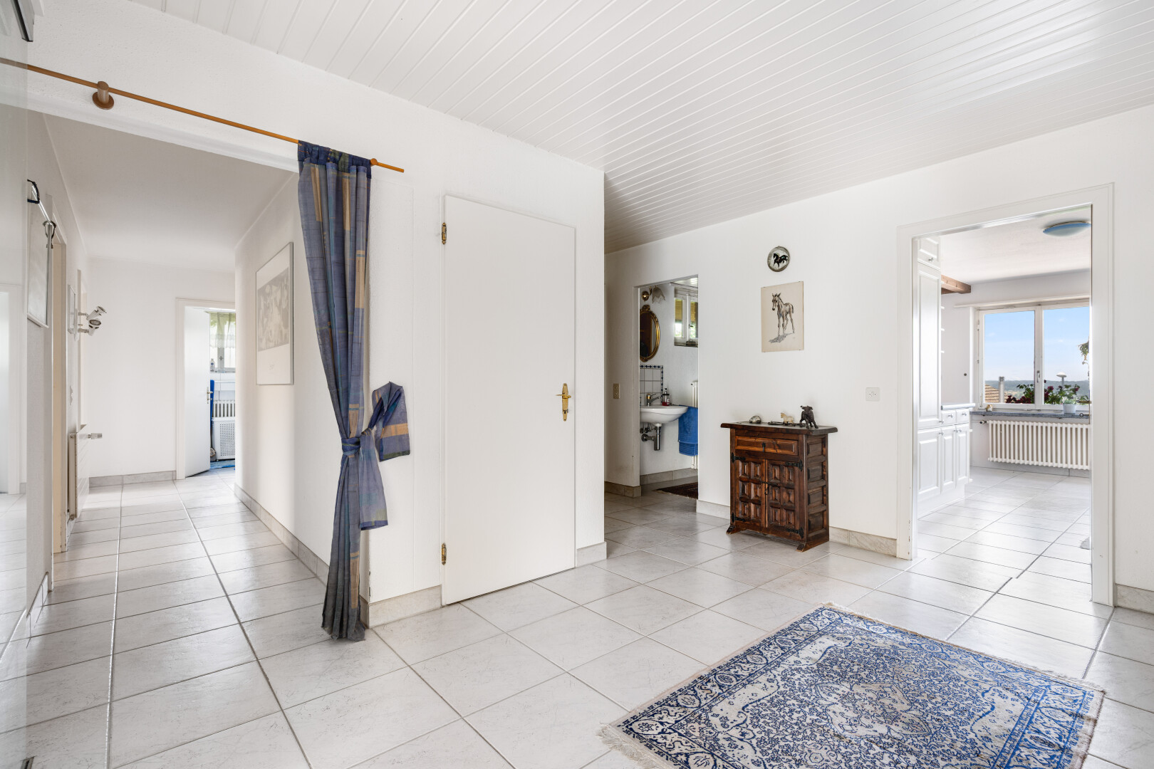 halle / korridor mit gipskartonwand, drywall, inside property, light floor, und kühler
