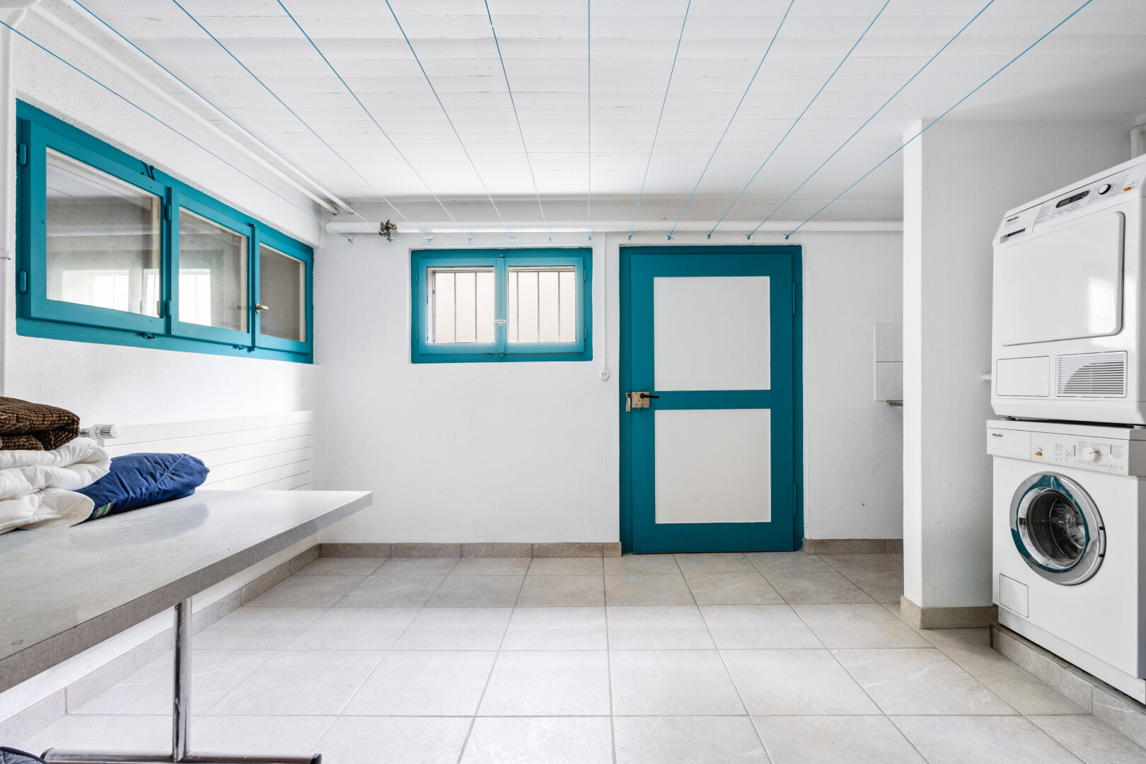 wäschekammer mit waschturm, drywall, inside community, light floor, und wäscherei