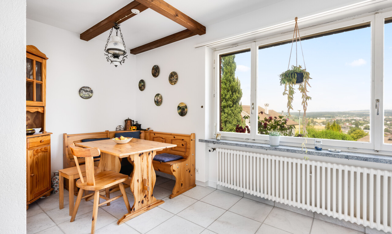 esszimmer mit frühstücksecke, kühler, beamed ceiling, balkendecke, und day time