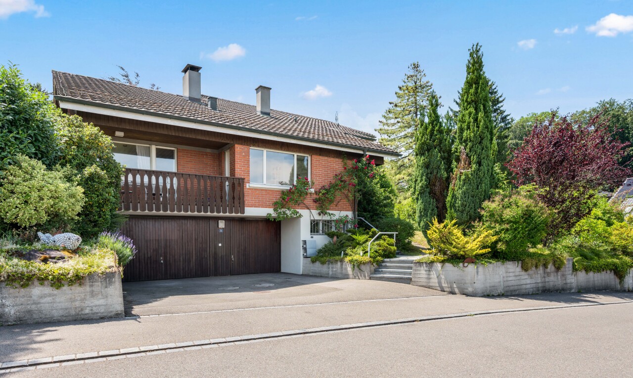 außenansicht mit schornstein, ziegeldach, property visible, day time, und balkon