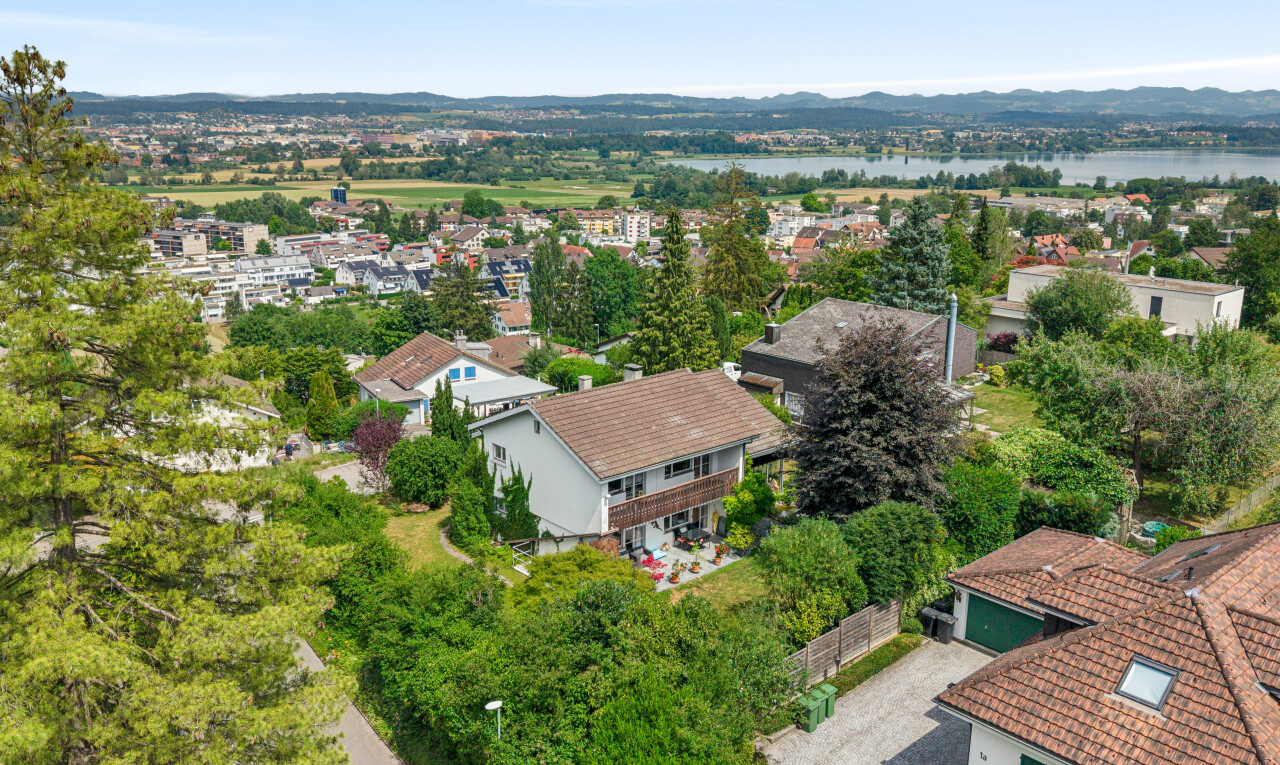 außenansicht mit residential view, wohngebietblick, neighborhood view, day time, und auffahrt