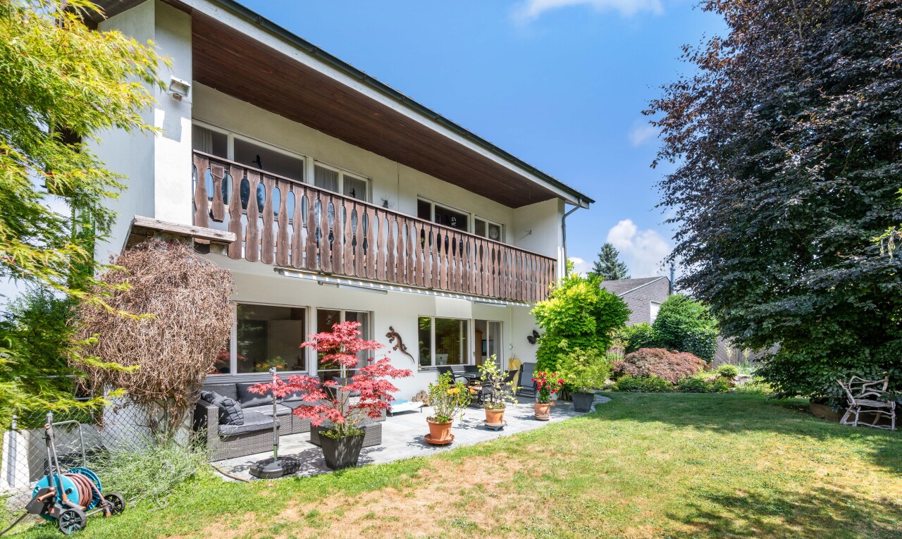 außenansicht mit balkon, rasen, terrasse, und day time