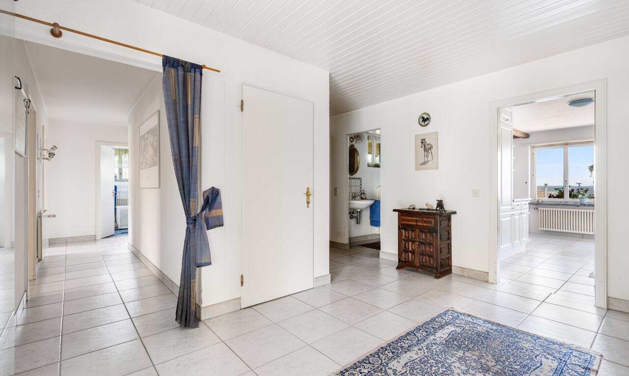 halle / korridor mit gipskartonwand, drywall, inside property, light floor, und kühler