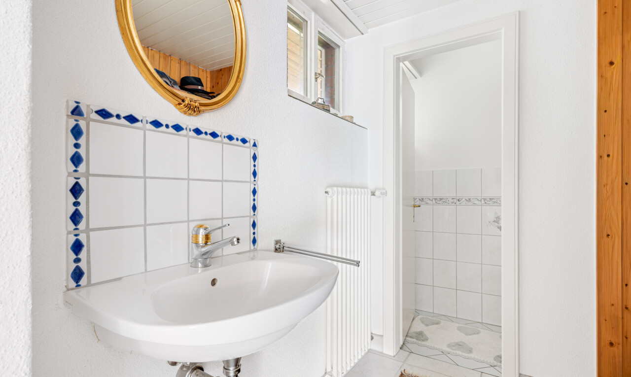 bad mit kühler, spiegel, inside property, light floor, und waschbecken
