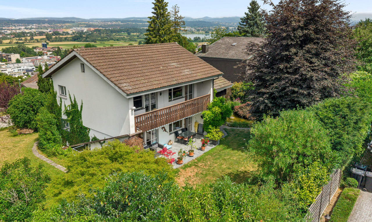außenansicht mit drone view, property visible, terrasse, ziegeldach, und day time