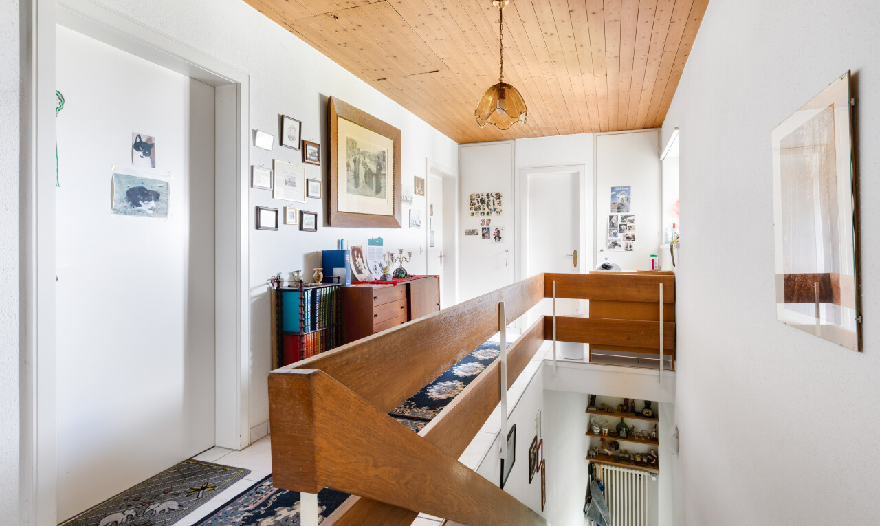 treppe mit obergeschoss-podest, holzdecke, wood ceiling, kühler, und pendelleuchte