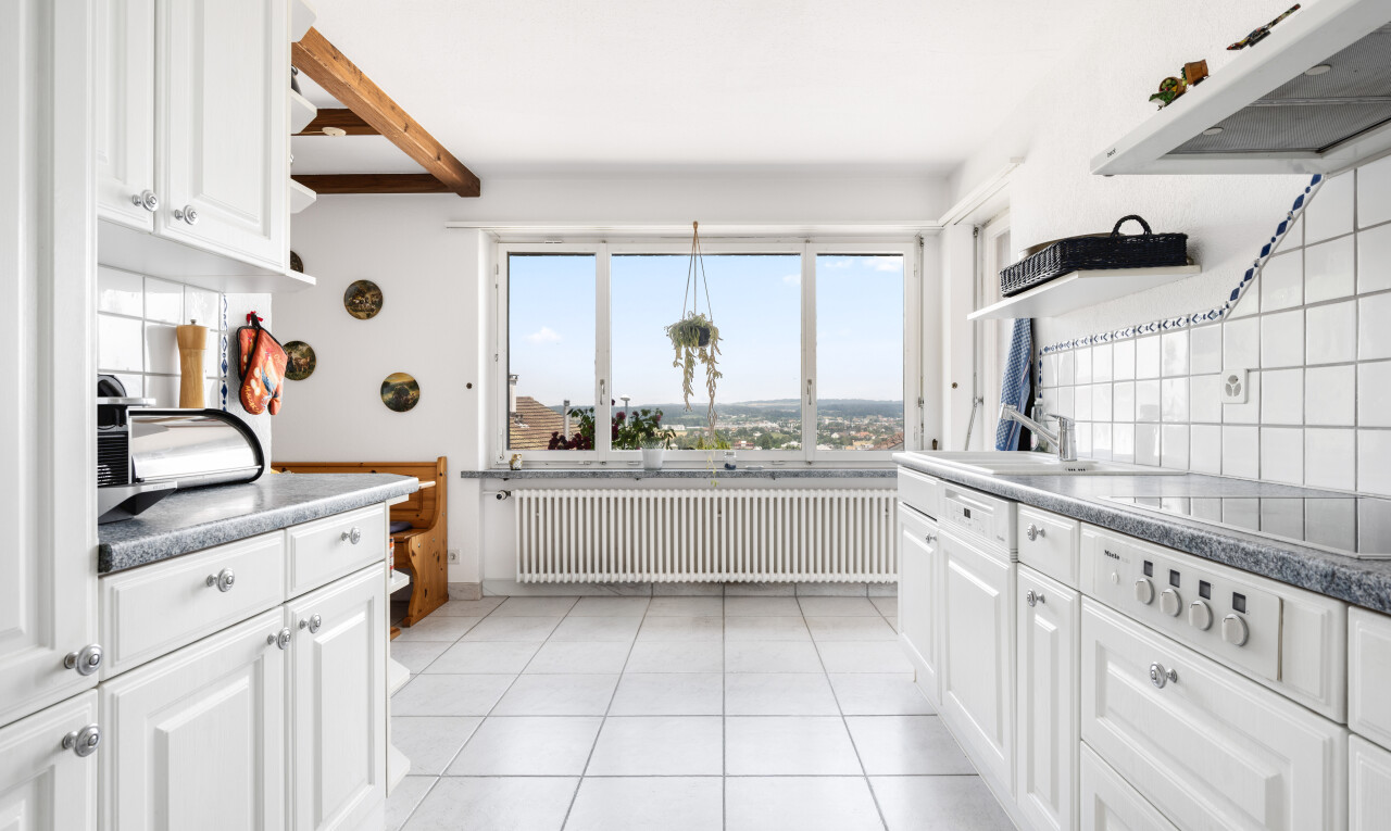 küche mit raised cabinets, hochgezogene schränke, dunstabzugshaube, white cabinets, und weiße schränke