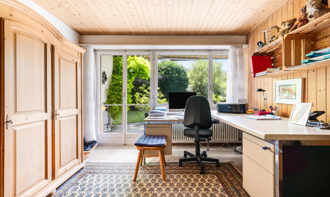 bureau avec bureau intégré, radiateur, wood ceiling, plafond en bois, et wood wall