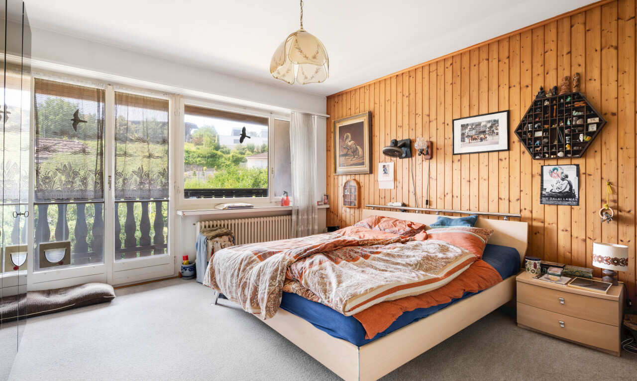 zimmer / schlafzimmer mit holzwand, wood wall, dated wood wall, außenzugang, und teppich