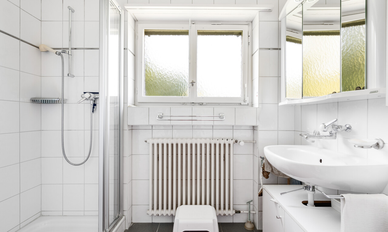 bad mit kühler, spiegel, komplettes badezimmer, tile wall, und dusche