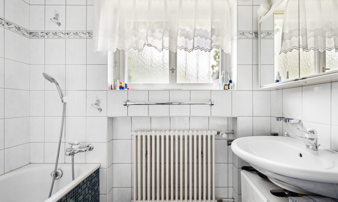 salle de bains avec radiateur, salle de bain complète, mur en carrelage, tile wall, et évier