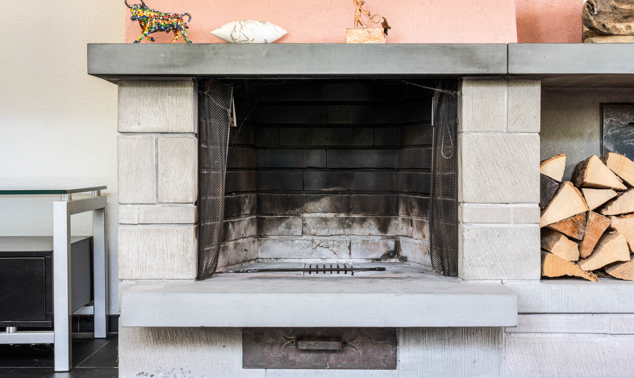 détails avec heating / cooling, interior, misc room, et cheminée