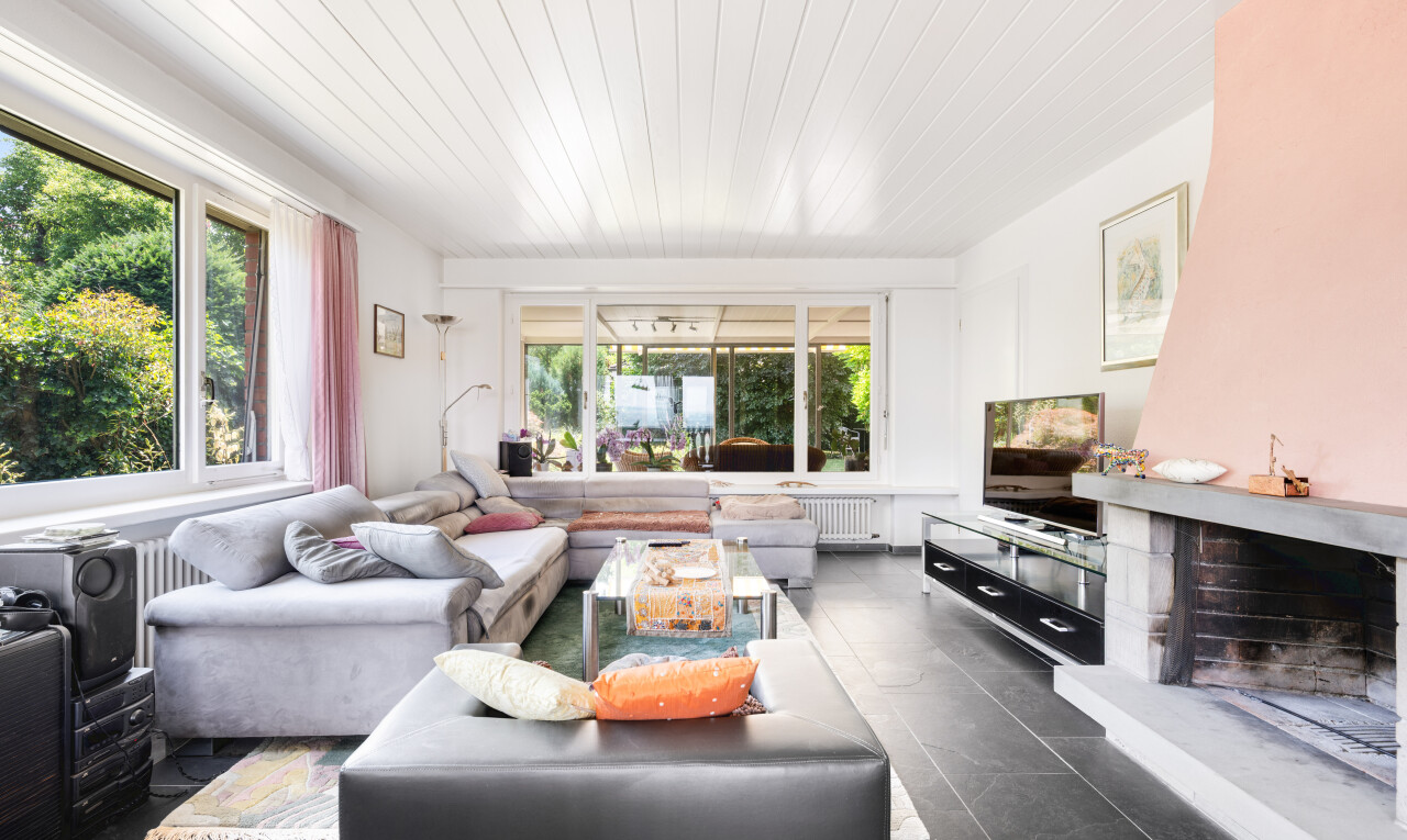 wohnzimmer mit natürliches licht, fernseher, gipskartonwand, drywall, und kühler