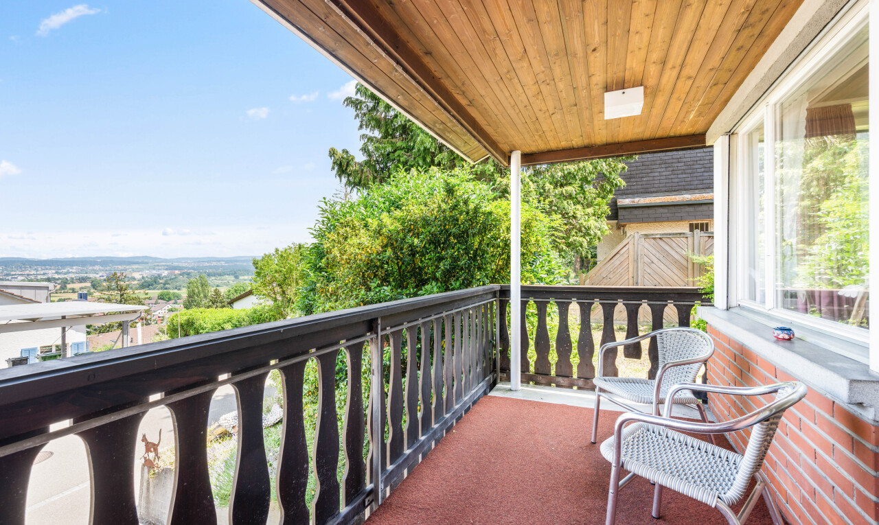 balcon avec balcon, from property, day time, et view focus