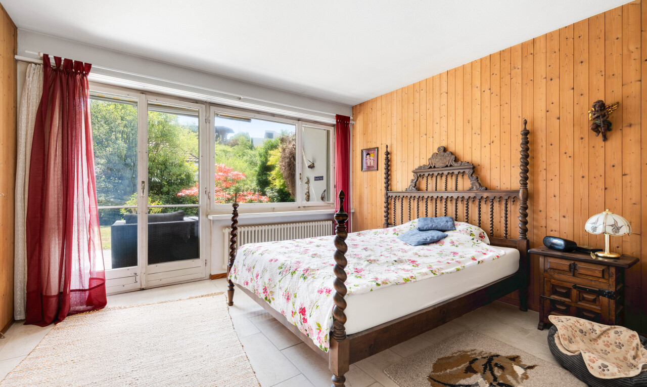 chambre avec mur en bois, wood wall, dated wood wall, inside property, et radiateur