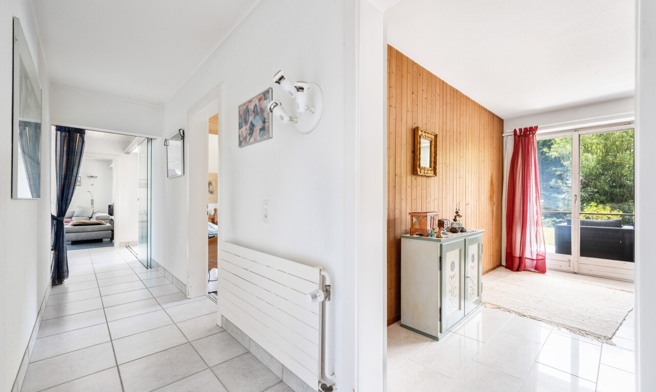 halle / korridor mit kühler, drywall, gipskartonwand, tile floor, und fliesenboden
