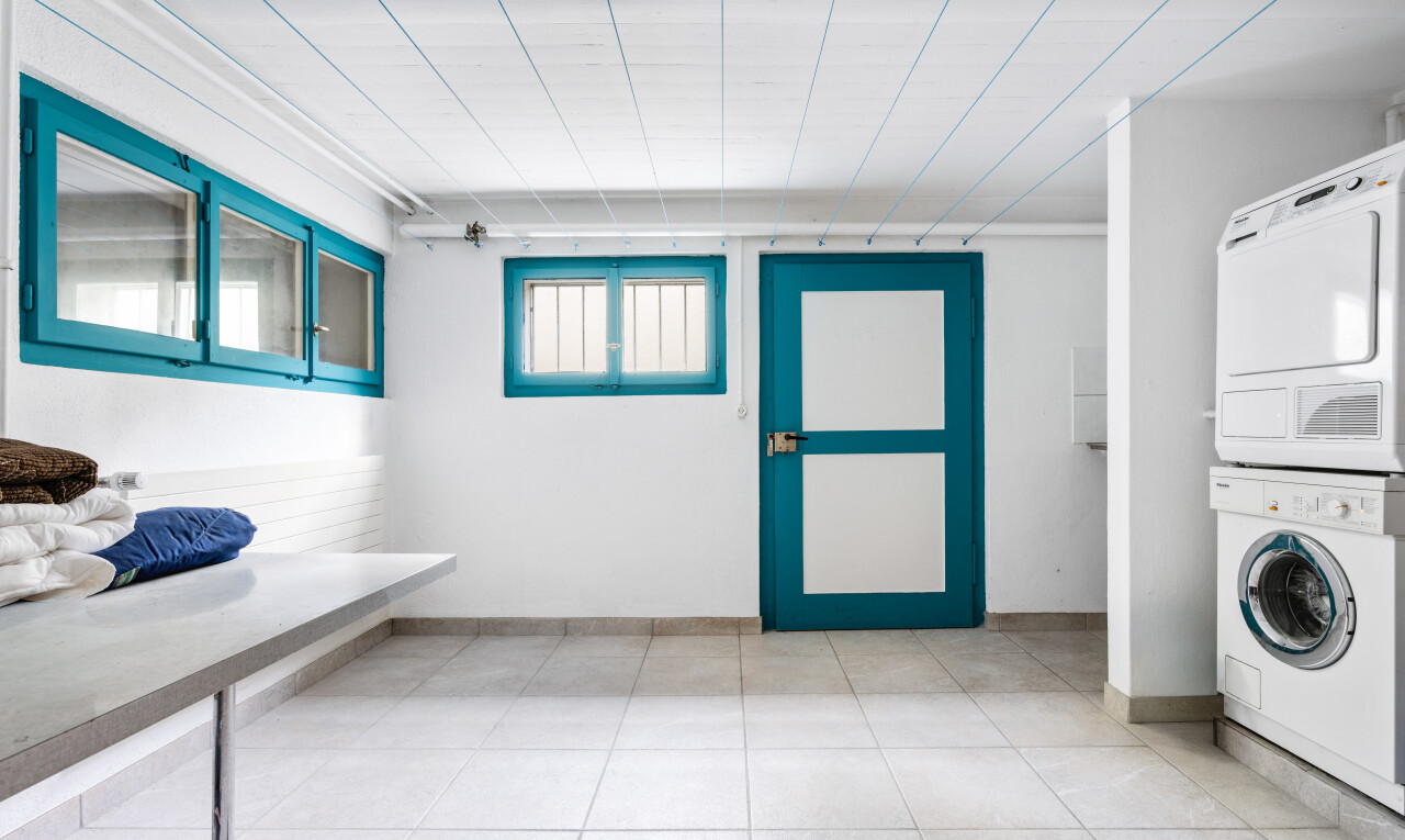 wäschekammer mit waschturm, drywall, inside community, light floor, und wäscherei