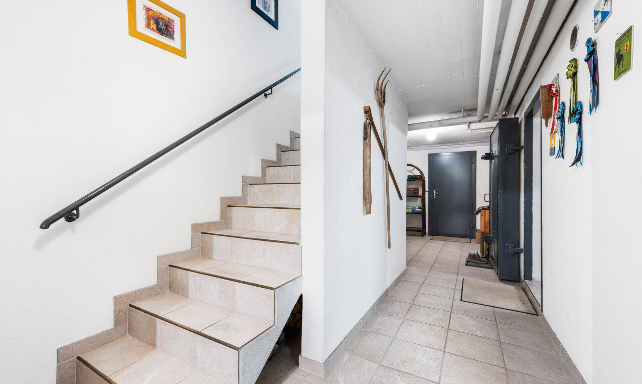 treppe mit treppen, drywall, gipskartonwand, inside community, und tile floor