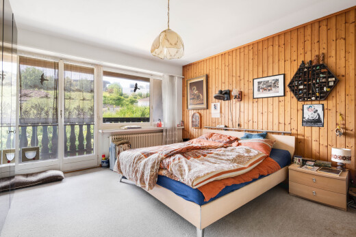 zimmer / schlafzimmer mit holzwand, wood wall, dated wood wall, außenzugang, und teppich