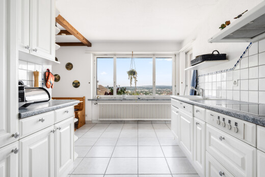 küche mit raised cabinets, hochgezogene schränke, dunstabzugshaube, white cabinets, und weiße schränke