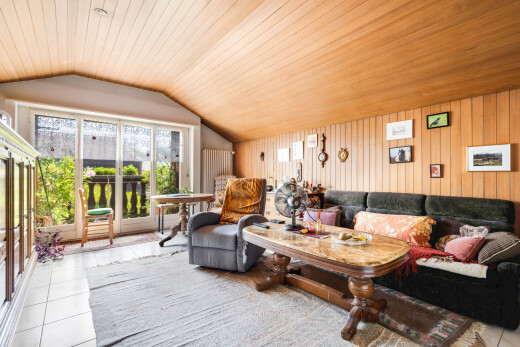 wohnzimmer mit dachschräge, vaulted ceiling, holzwand, wood wall, und fliesenboden