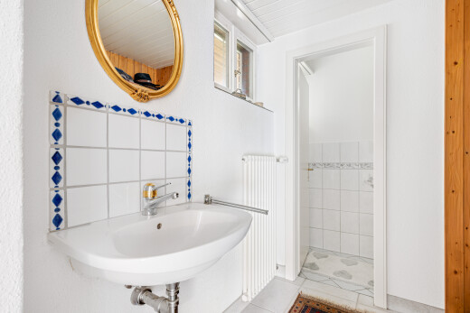 bad mit kühler, spiegel, inside property, light floor, und waschbecken
