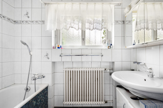 bad mit kühler, komplettes badezimmer, fliesenwand, tile wall, und waschbecken