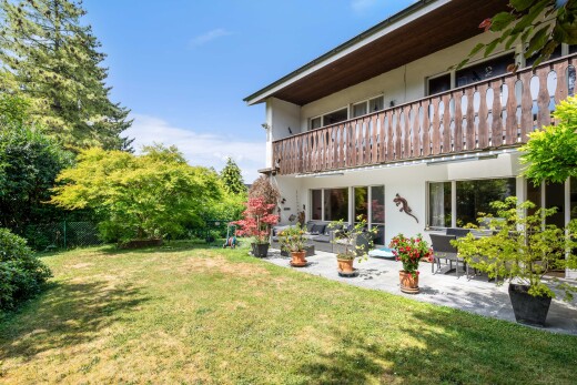außenansicht mit balkon, rasen, day time, terrasse, und zaun