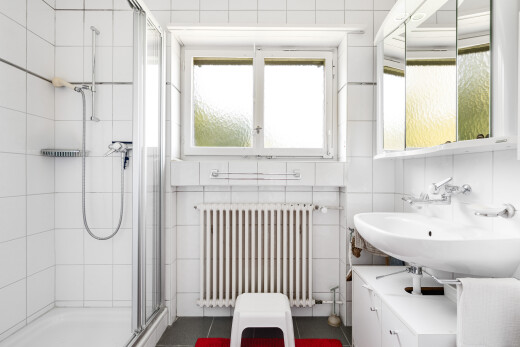 bad mit kühler, spiegel, komplettes badezimmer, tile wall, und dusche