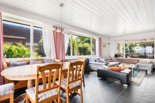 wohn- / esszimmer mit holzdecke, wood ceiling, natürliches licht, inside property, und dark floor